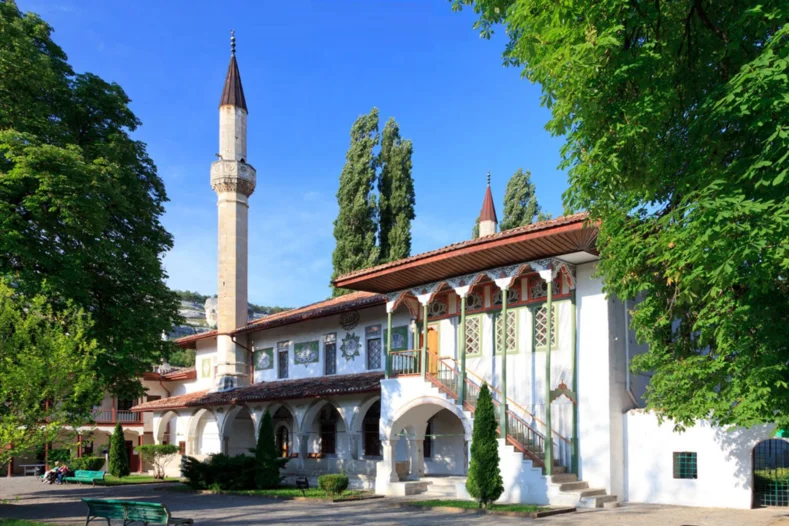 В Крыму напечатали юбилейные марки с Ханским дворцом