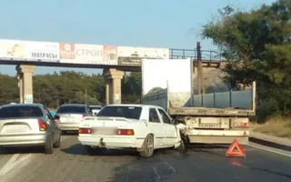 ДТП в Севастополе: «Мерседес» врезался в КамАЗ (видео)