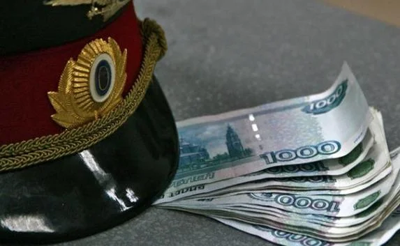 Крымский полицейский попался на крупной взятке