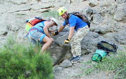 На крымской скале «Три монаха» застряла семейная пара
