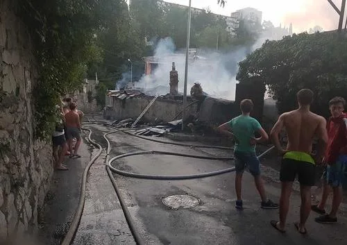 В Ялте сгорела двухэтажка. Есть пострадавшие