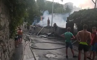 В Ялте сгорела двухэтажка. Есть пострадавшие