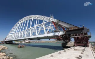 Арку Крымского моста готовят к погрузке на плавсистему