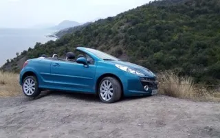 Иномарка зависла над обрывом в районе Алушты