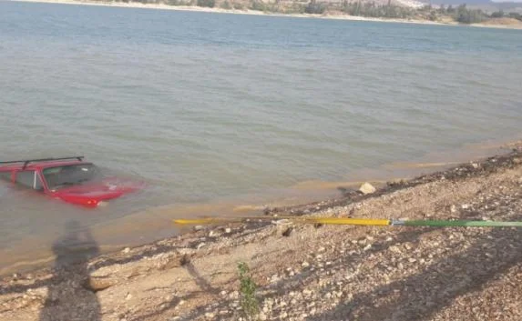 МЧС достали из Белогорского водохранилища «Жигули» (фото)
