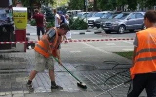 В Симферополе начали мыть асфальт после того, как депутат решил, что улицы облили майонезом (фото)