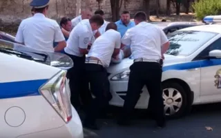 Неадекватный водитель иномарки протаранил три машины в Севастополе (фото, видео)