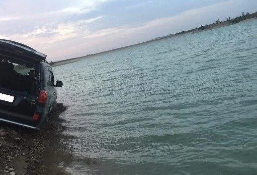 Крымские спасатели достали джип, который «нырнул» в водохранилище