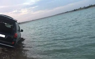 Крымские спасатели достали джип, который «нырнул» в водохранилище