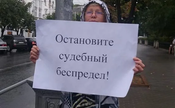Толпа митингующих встретила Путина в Севастополе (фото)