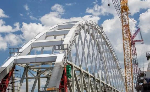 Монтаж арок Крымского моста продлят из-за непогоды