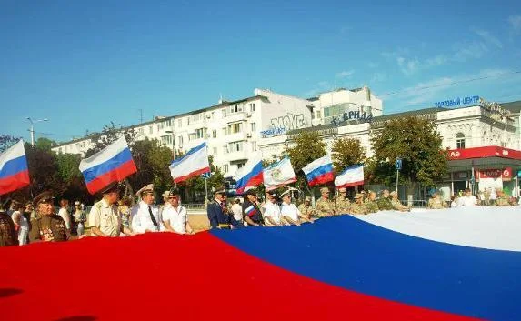 Самый большой триколор в Крыму развернут в Симферополе