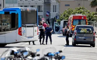 Автофургон протаранил автобусные остановки в Марселе, есть пострадавшие