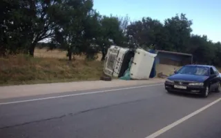 Фура с щебнем перевернулась на крымской трассе из-за пешехода (фото, видео)