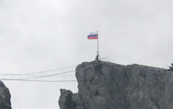 На вершине Ай-Петри в честь Дня государственного флага РФ установили триколор (фото)