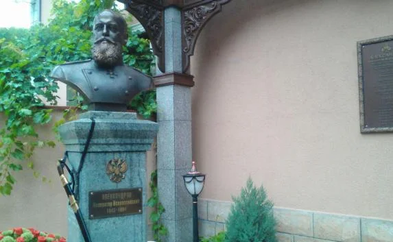 Меценаты помогли установить памятник Александру III в Симферополе