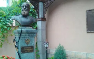 Меценаты помогли установить памятник Александру III в Симферополе