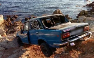 ВАЗ упал с горы на дикий пляж в Севастополе и пассажиры закидали его камнями (фото)