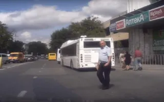 В Симферополе начальник ГАИ нарушает правила ПДД (видео)