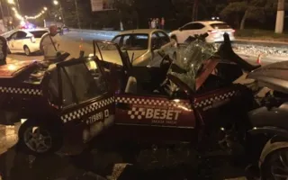 Внедорожник протаранил такси в Севастополе — двое пострадавших (фото)