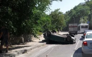 В Крыму автомобиль упал с эвакуатора. В Севастополе перевернутая машина заблокировала движение (фото, видео)