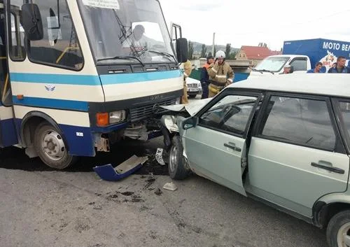 ​В Судаке автобус разбил легковушку после вылета на «встречку» (фото)