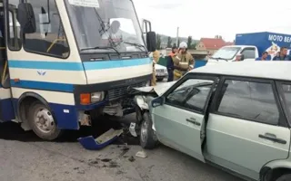 ​В Судаке автобус разбил легковушку после вылета на «встречку» (фото)