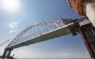 Корабль «Азов» в первый раз прошёл под аркой Керченского моста (фото, видео)