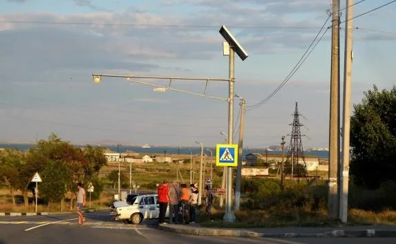Девушку на мопеде сбили в Крыму, а фура помяла ВАЗ — хроника ДТП (фото, видео)