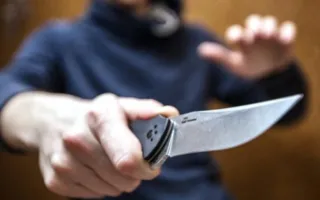 Житель Симферополя набросился на отца с ножом