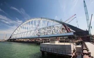 Автодорожную арку Крымского моста начали двигать к месту погрузки на плавопоры (фото, видео)