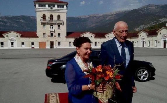 Потомок династии Романовых прибыл в Ялту и отправился на винзавод (фото)