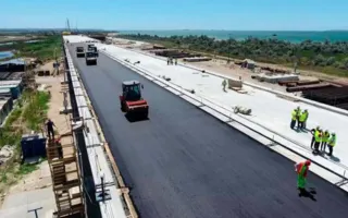 На Крымском мосту положили первый асфальт