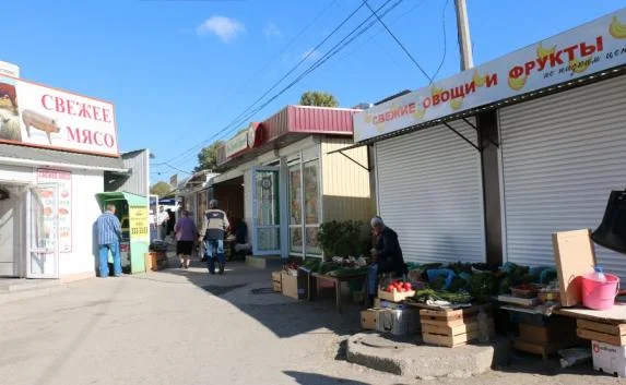 В Севастополе уличные торговцы «тянут» электричество из жилых домов