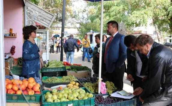 В Севастополе началась зачистка площади Захарова от нелегальных ларьков (фото)
