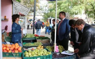 В Севастополе началась зачистка площади Захарова от нелегальных ларьков (фото)