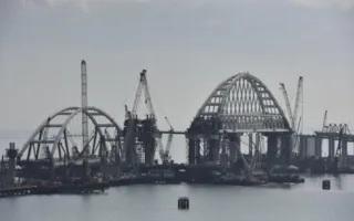 Автодорожную арку Крымского моста отбуксировали к месту установки (фото)