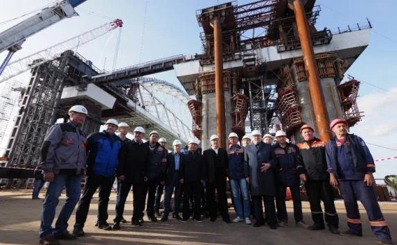 Жириновский, Зюганов, Миронов и Неверов побывали на стройке Крымского моста (видео)