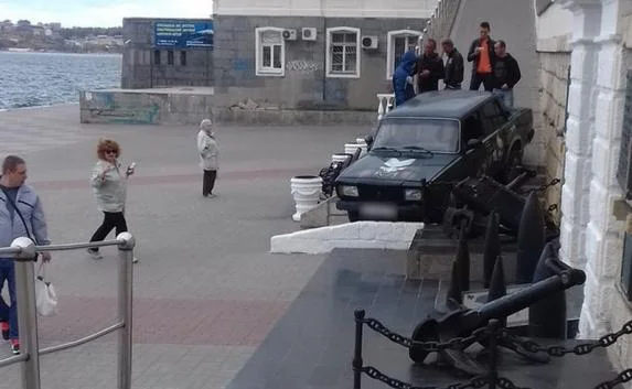 В центре Севастополя ВАЗ «спустился» по лестнице, а в Ялте из канализации достали лошадь