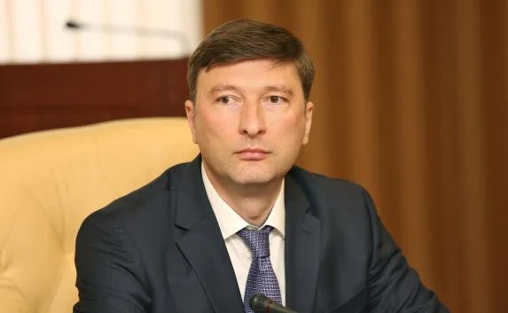 Аксёнов отправил в отставку главу Госкомнаца Заура Смирнова