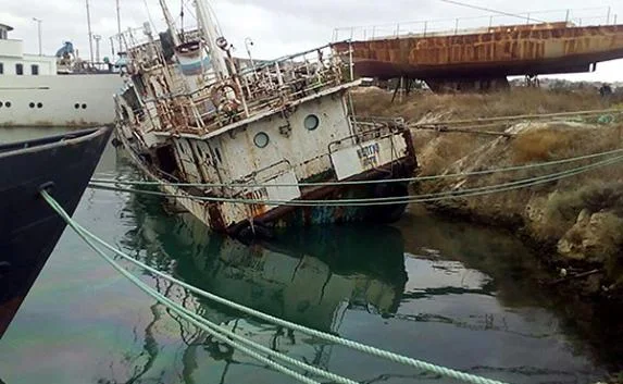 Брошенное судно уходит на дно в Камышовой бухте Севастополя