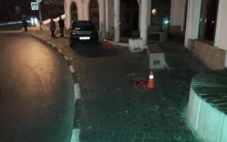В Севастополе автомобиль протаранил остановку с людьми: есть пострадавшие