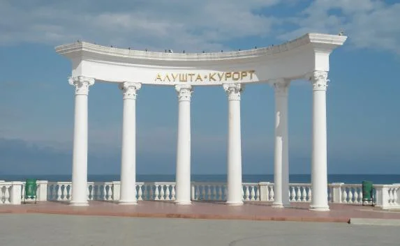 На набережной в Алуште сносят незаконные постройки