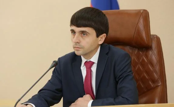 «Лишь Запад и гламурные тусовки», — крымский депутат посвятил стихи Собчак