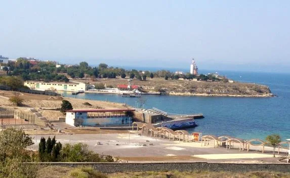 На «Солнечном» пляже в Севастополе плитку укладывают прямо на песок (фото)