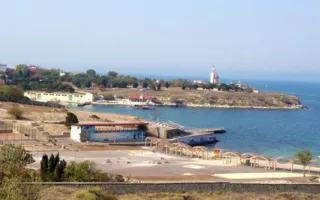 На «Солнечном» пляже в Севастополе плитку укладывают прямо на песок (фото)