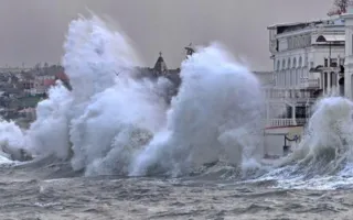 Шторм остановил работу водного транспорта в Крыму