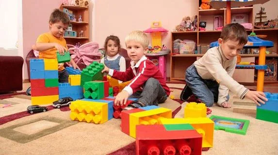 В Евпатории строят детсады, а в Симферополе школа и караимская организация не поделили здание