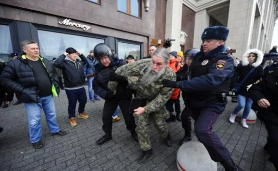 Эвакуация Большого театра, задержание 260 человек в Москве, Путин, Трамп и странная надпись на поле в Англии: новости 5 ноября