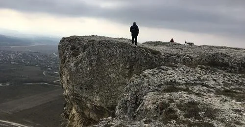 Крымские спасатели не дали женщине спрыгнуть со скалы (фото)